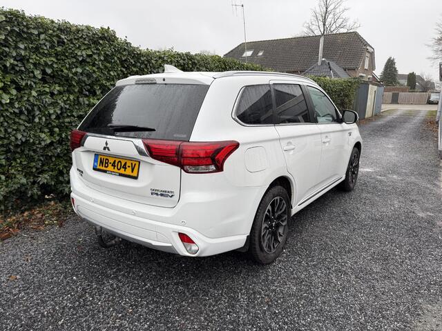 Mitsubishi OUTLANDER 2.0 PHEV Prestige | Leer | Schuifdak | Navi | Autom. Airco | Cruise Control | Stoel + Stuur verwarming | Trekhaak | Privacy Glass | PDC | 360 Camera | Nieuwe APK!