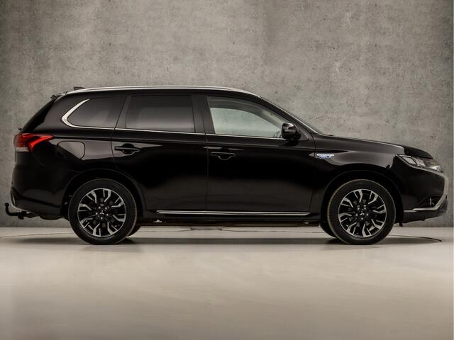 Mitsubishi OUTLANDER 2.0 PHEV Deluxe Automaat (SCHUIFDAK, NAVIGATIE, LEDER, STUUR/STOELVERWARMING, 360 CAMERA, ELEK SPORTSTOELEN, ADAPTIVE CRUISE, GETINT GLAS, NIEUWSTAAT)