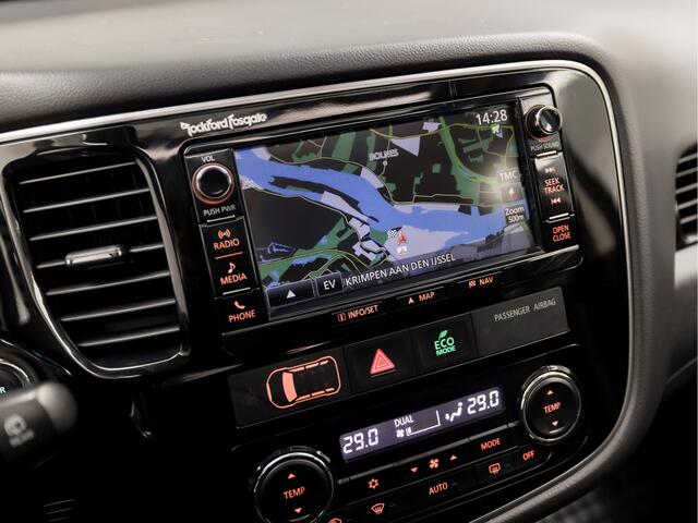 Mitsubishi OUTLANDER 2.0 PHEV Deluxe Automaat (SCHUIFDAK, NAVIGATIE, LEDER, STUUR/STOELVERWARMING, 360 CAMERA, ELEK SPORTSTOELEN, ADAPTIVE CRUISE, GETINT GLAS, NIEUWSTAAT)