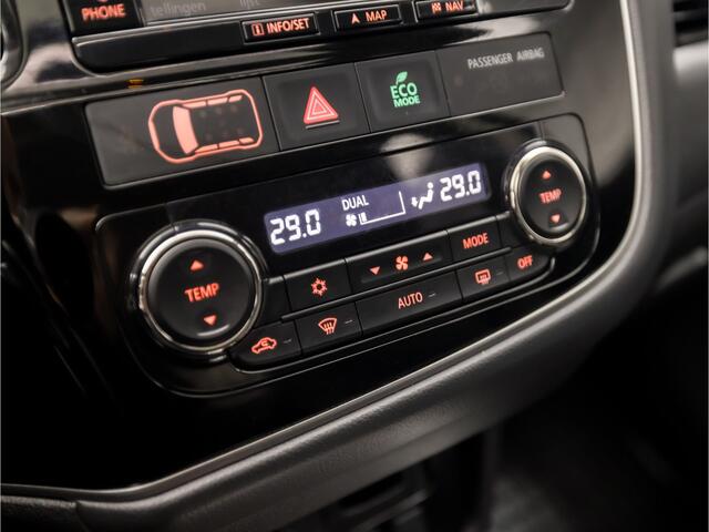 Mitsubishi OUTLANDER 2.0 PHEV Deluxe Automaat (SCHUIFDAK, NAVIGATIE, LEDER, STUUR/STOELVERWARMING, 360 CAMERA, ELEK SPORTSTOELEN, ADAPTIVE CRUISE, GETINT GLAS, NIEUWSTAAT)