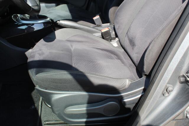 Nissan JUKE 1.2-116pk DIG-T S/S N-Connecta. Erg nette en goed onderhouden hoogzitter. Afkomstig van de eerste eigenaar ! Autm. airco, metallic lak, LM wielen, camera, navigatie, telefoonvoorb., trekhaak + afn. kogel, cruise control, privacy glass etc.