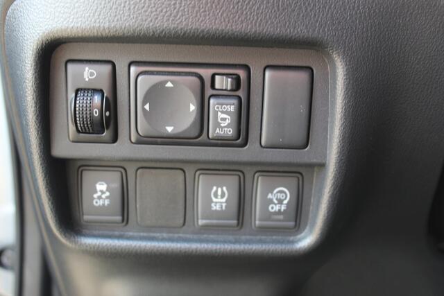 Nissan JUKE 1.2-116pk DIG-T S/S N-Connecta. Erg nette en goed onderhouden hoogzitter. Afkomstig van de eerste eigenaar ! Autm. airco, metallic lak, LM wielen, camera, navigatie, telefoonvoorb., trekhaak + afn. kogel, cruise control, privacy glass etc.