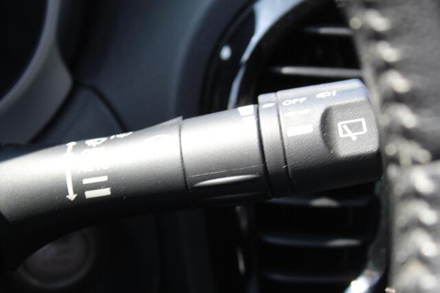 Nissan JUKE 1.2-116pk DIG-T S/S N-Connecta. Erg nette en goed onderhouden hoogzitter. Afkomstig van de eerste eigenaar ! Autm. airco, metallic lak, LM wielen, camera, navigatie, telefoonvoorb., trekhaak + afn. kogel, cruise control, privacy glass etc.