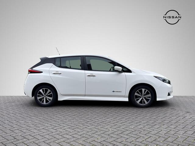 Nissan LEAF Acenta 40 kWh *¤2.000 SUBSIDIE MOGELIJK!* | Navigatie | Camera | Adapt. Cruise Control | Apple Carplay/Android Auto | Keyless Entry | Dodehoek Detectie | Rijklaarprijs!