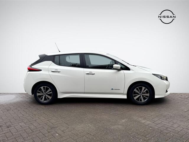 Nissan LEAF Acenta 40 kWh | Navigatie | Camera | Apple Carplay/Android Auto | Dodehoek | Adapt. Cruise Control | Keyless Entry | Rijklaarprijs!
