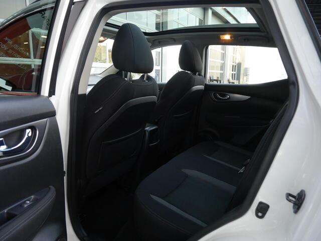 Nissan QASHQAI 1.2 N-Connecta | Panoramadak | Trekhaak | Parkeersensoren achter | Camera | Climate control | All season banden | Navigatie | Keyless entry & Start