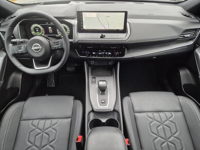 Nissan QASHQAI 1.3 MHEV Xtronic Tekna Black Edition Automaat / Nieuw Model / facelift / Cold pack / HUD / Elektrische achterklep / Stuur-,Stoel en Voorruitverwarming / Rondomzicht camera / Trekgewicht 1800 kg /