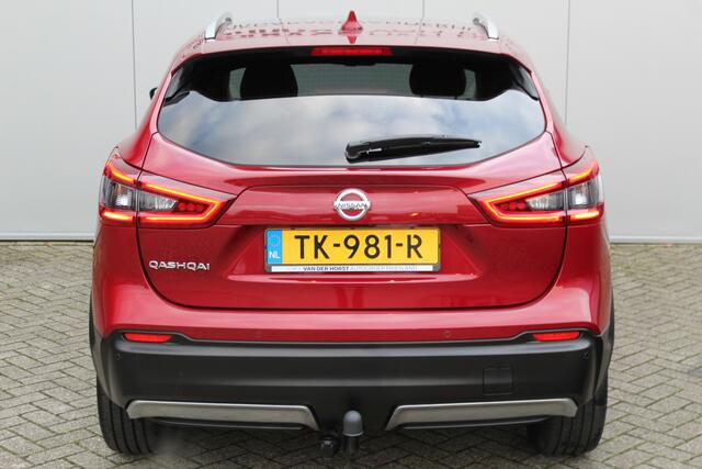 Nissan QASHQAI 1.2-115pk Tekna. Erg nette, luxe en betrouwbare hoogzitter ! Autm. airco, cruise control, 360gr camera, trekhaak, privacy glass, LM wielen, panoramadak, metallic lak, elektr. verstelb. best. stoel, telefoonvoorb., navigatie, LED verlichting etc.