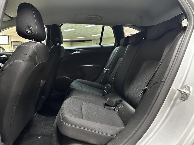 Opel ASTRA Sports Tourer 1.0 Turbo 120 Jaar Edition /Apple + Android /DAB+! /Navi /Climat /Cruise /Elek. pakket /Bluetooth /Regensensor /16"LMV /Extra getint glas /PDC V+A /LED Dagrijverl. /Dakrails.