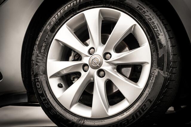 Opel CORSA 1.4 90 Pk 5-drs. Favourite | Airco | Navigatie | 16 inch LMV | 1e Eigenaar