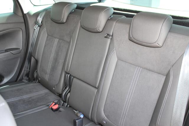 Opel Crossland 1.2-110pk Turbo 'Elegance'. Mooie en luxe hoogzitter met weinig km's ! Volautm. airco dual, cruise control, camera, comfortstoelen, metallic lak, LM wielen, navigatie, telefoonvoorb., lane- en side assist, parkeersensoren v+a, LED verlichting etc.