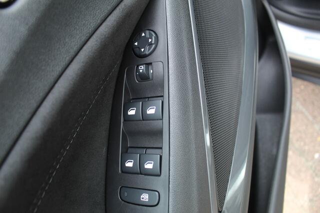 Opel Crossland 1.2-110pk Turbo 'Elegance'. Mooie en luxe hoogzitter met weinig km's ! Volautm. airco dual, cruise control, camera, comfortstoelen, metallic lak, LM wielen, navigatie, telefoonvoorb., lane- en side assist, parkeersensoren v+a, LED verlichting etc.