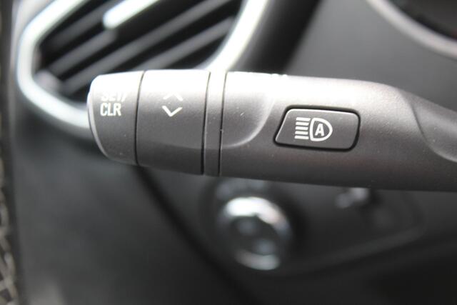 Opel Crossland 1.2-110pk Turbo 'Elegance'. Mooie en luxe hoogzitter met weinig km's ! Volautm. airco dual, cruise control, camera, comfortstoelen, metallic lak, LM wielen, navigatie, telefoonvoorb., lane- en side assist, parkeersensoren v+a, LED verlichting etc.