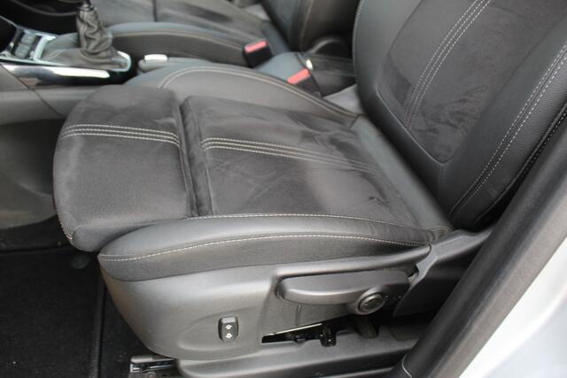 Opel Crossland 1.2-110pk Turbo 'Elegance'. Mooie en luxe hoogzitter met weinig km's ! Volautm. airco dual, cruise control, camera, comfortstoelen, metallic lak, LM wielen, navigatie, telefoonvoorb., lane- en side assist, parkeersensoren v+a, LED verlichting etc.