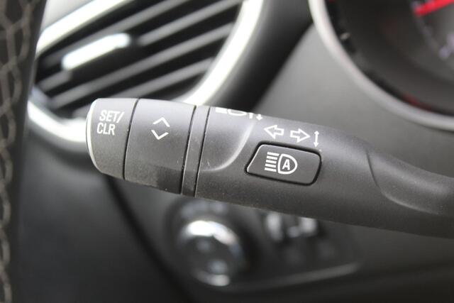 Opel Crossland 1.2-110pk Turbo 'Elegance'. Mooie en luxe hoogzitter met weinig km's ! Volautm. airco dual, cruise control, camera, comfortstoelen, metallic lak, LM wielen, navigatie, telefoonvoorb., lane- en side assist, parkeersensoren v+a, LED verlichting etc.