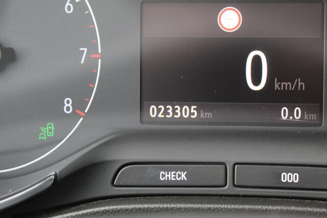 Opel Crossland 1.2-110pk Turbo 'Elegance'. Mooie en luxe hoogzitter met weinig km's ! Volautm. airco dual, cruise control, camera, comfortstoelen, metallic lak, LM wielen, navigatie, telefoonvoorb., lane- en side assist, parkeersensoren v+a, LED verlichting etc.