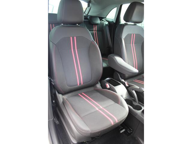 Opel Crossland 1.2 Turbo GS Line Navigatie/Cruise control/Climate control/Apple carplay/DAB+/Lane assist/Parkeersensoren/LED koplampen/Multifunctioneel stuurwiel/17'' Lichtmetalen velgen.