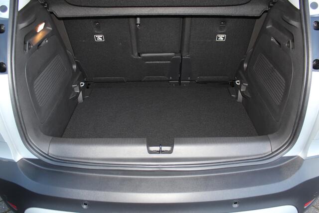 Opel Crossland 1.2-110pk Turbo 'Elegance'. Mooie en luxe hoogzitter met weinig km's ! Volautm. airco dual, cruise control, camera, comfortstoelen, metallic lak, LM wielen, navigatie, telefoonvoorb., lane- en side assist, parkeersensoren v+a, LED verlichting etc.