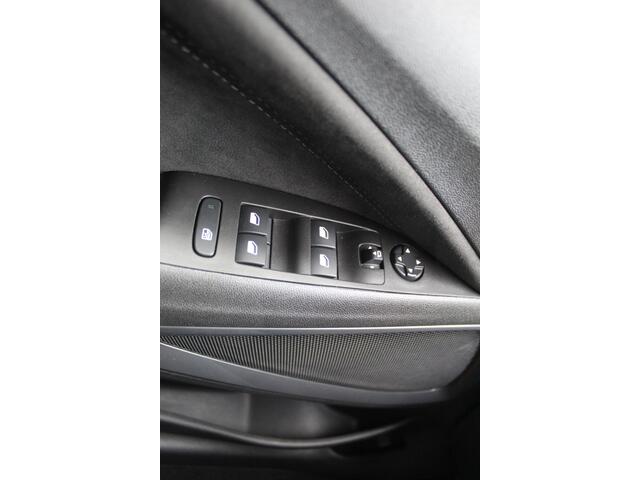 Opel Crossland 1.2-110pk Turbo Ultimate. Mooie en luxe hoogzitter met weinig km's ! Volautm. airco dual, cruise control, camera, comfortstoelen, metallic lak, LM wielen, navigatie, telefoonvoorb., LED verlichting etc.