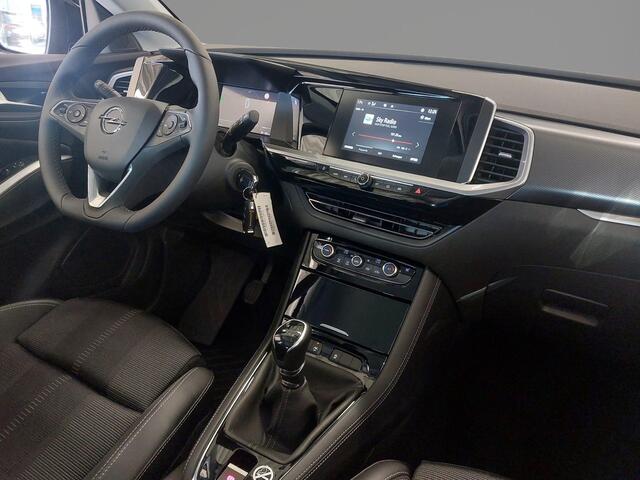 Opel Grandland 1.2 Turbo 130PK Elegance 10.000KM!!! BTW Auto | Climate Control | AGR-Sportstoelen | Stuurverwarming + Stoelverwarming+ voorruitverwarming | Navigatie By App| Apple Car play/Android Auto | |Cruise | 17"LM-Velgen | PDC | LED Verlichting | Digitaal Dashboa