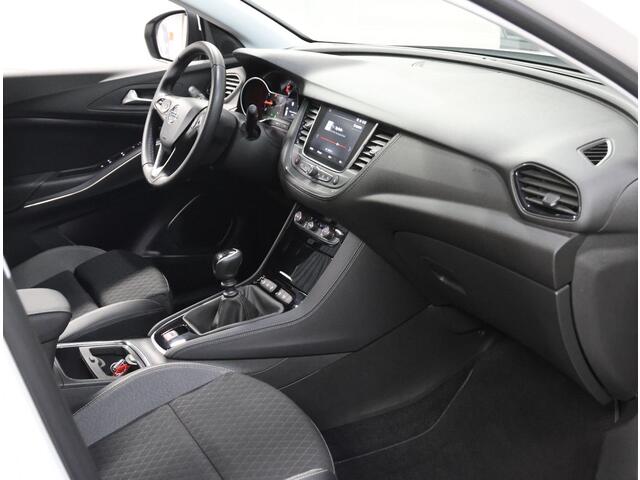 Opel Grandland X 1.2 130PK Turbo Business Executive | 1ste eigenaar | AppleCarPlay/AndroidAuto | Trekhaak | Camera | AGR Bestuurdersstoel | Dodehoekdetectie | Navigatie | Isofix | Privacy Glass | Elektrische Klep |