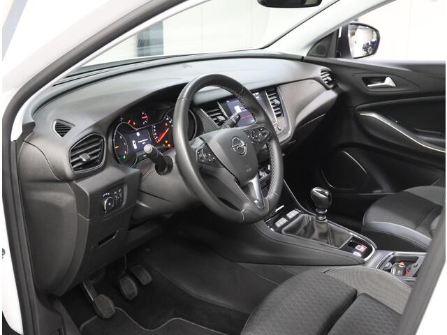 Opel Grandland X 1.2 130PK Turbo Business Executive | 1ste eigenaar | AppleCarPlay/AndroidAuto | Trekhaak | Camera | AGR Bestuurdersstoel | Dodehoekdetectie | Navigatie | Isofix | Privacy Glass | Elektrische Klep |
