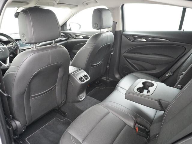 Opel INSIGNIA Grand Sport T165PK Leer Camera Navi Apple Carplay Android PDC-a+v Trekhaak LED-v+a Ecc Cruise Control AGR-Comfort Stoelen Verwarmd Business Executive Regen-Lichtsensor Sensor dodehoek Verkeersbordlezer Rijstrooksensor 1e Eigenaar