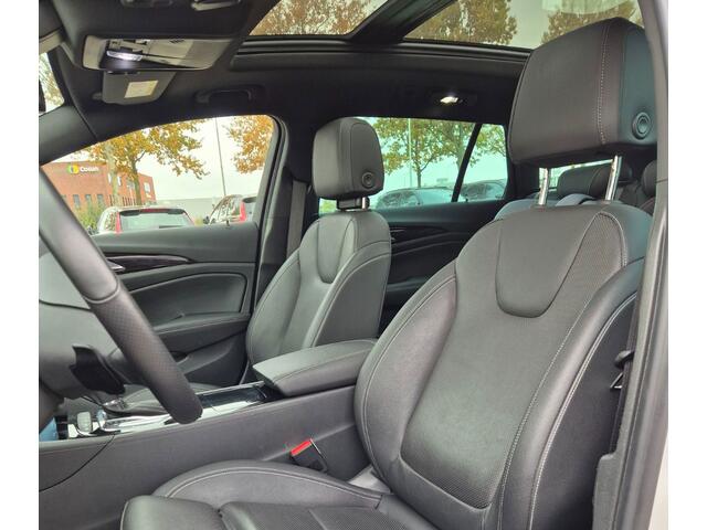 Opel INSIGNIA Sports Tourer 1.6 Turbo Exclusive / Panoramadak / Camera / Head-up / Keyless / Bose / 18'' / Matrix LED / Navigatie / CarPlay / Stuur+Stoelverwarming / DAB / Cruise Control