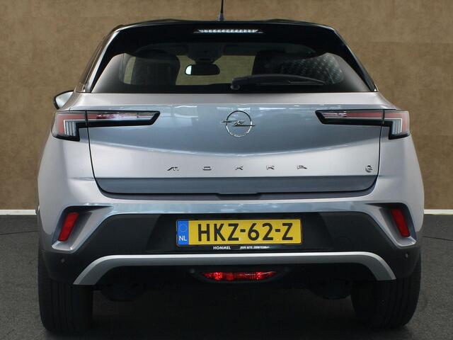 Opel MOKKA Mokka-e Level 3 50 kWh - SOH 99,8 % !!- NAVIGATIE - PARKEERSENSOREN VOOR/ ACHTER - TWO TONE LAK - 17 INCH LICHT METALEN VELGEN - DODEHOEK DETECTIE - KEYLESS ENTRY/ START - LICHT/ REGENSENSOR - CAMERA