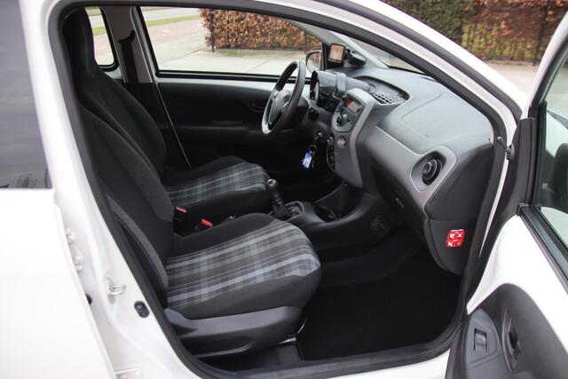 Peugeot 108 1.0 e-VTi Sparco Navi, PDC, Airco, 5drs, NL auto Aanbieding!