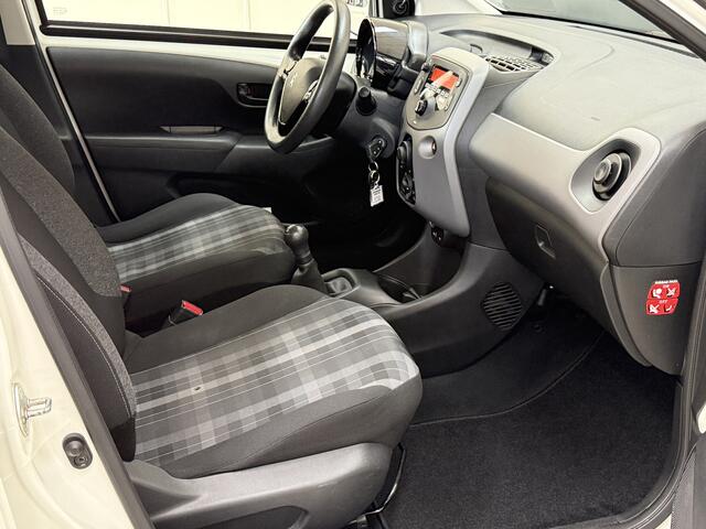 Peugeot 108 1.0 e-VTi Active /5-Drs! /LED Dagrijverl. /Airco /Elek. ramen voor /C.V. afstand /Bluetooth /AUX & USB /Isofix /Mistlampen.