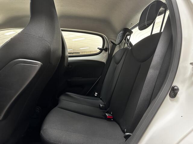 Peugeot 108 1.0 e-VTi Blue Lion /5-Drs! /Airco /Elek. ramen voor /C.V. afstand /Radio /Bluetooth /AUX & USB /Isofix /LED Dagrijverl. /Mistlampen.