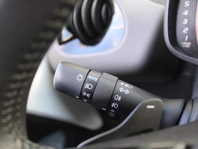 Peugeot 108 1.0 e-VTi Allure | Automaat | Apple CarPlay | Android Auto | Camera | Clima | 15" LM | Privacy glas |