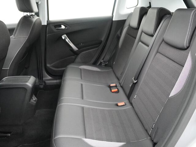 Peugeot 2008 1.2 110pk PureTech Allure | Apple Carplay & Android Auto | Parkeersensoren Achter | Cruise Control | Airco |