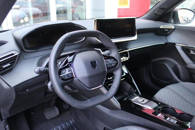 Peugeot 2008 1.2 Hybrid 136PK AUTOMAAT ALLURE | NIEUWE AUTO! | CAMERA VOOR + ACHTER | KEYLESS ENTRY/START | PARKEERSENSOREN VOOR + ACHTER | DODEHOEK DETECTIE | 17" LICHTMETALEN VELGEN | ADAPTIVE CRUISE CONTROL | CLIMATE CONTROL | STOEL VERWARMING | DRAADLOZE APPLE CAR