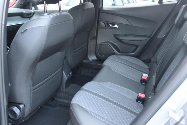 Peugeot 2008 1.2 Hybrid 136PK AUTOMAAT ALLURE | NIEUWE AUTO! | CAMERA VOOR + ACHTER | KEYLESS ENTRY/START | PARKEERSENSOREN VOOR + ACHTER | DODEHOEK DETECTIE | 17" LICHTMETALEN VELGEN | ADAPTIVE CRUISE CONTROL | CLIMATE CONTROL | STOEL VERWARMING | DRAADLOZE APPLE CAR