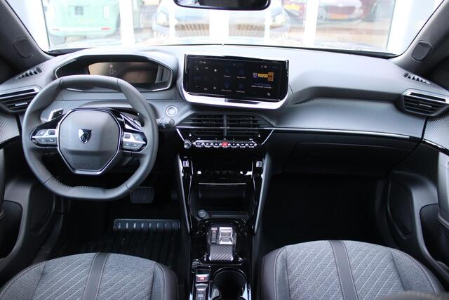 Peugeot 2008 1.2 Hybrid 136PK AUTOMAAT ALLURE | NIEUWE AUTO! | CAMERA VOOR + ACHTER | KEYLESS ENTRY/START | PARKEERSENSOREN VOOR + ACHTER | DODEHOEK DETECTIE | 17" LICHTMETALEN VELGEN | ADAPTIVE CRUISE CONTROL | CLIMATE CONTROL | STOEL VERWARMING | DRAADLOZE APPLE CAR