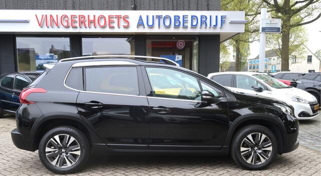 Peugeot 2008 130 Pk Benzine * Luxe Allure * Zwart * Navigatie * 1/2 Lederen Interieur * Achteruitrij Camera & Parkeer Sensoren * Climate & Cruise Control * Vingerhoets; Vierde Generatie Eersteklas Service !