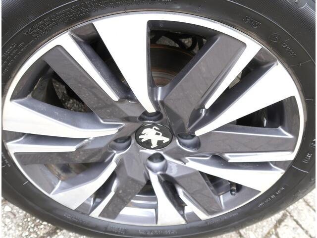 Peugeot 2008 130 Pk Benzine * Luxe Allure * Zwart * Navigatie * 1/2 Lederen Interieur * Achteruitrij Camera & Parkeer Sensoren * Climate & Cruise Control * Vingerhoets; Vierde Generatie Eersteklas Service !