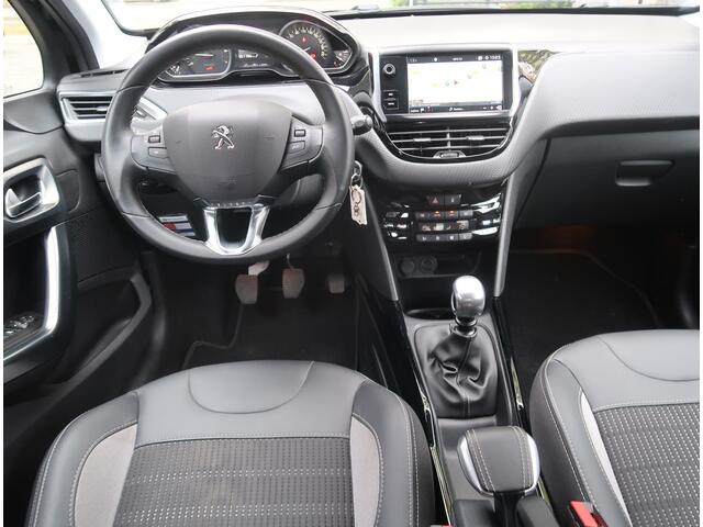 Peugeot 2008 130 Pk Benzine * Luxe Allure * Zwart * Navigatie * 1/2 Lederen Interieur * Achteruitrij Camera & Parkeer Sensoren * Climate & Cruise Control * Vingerhoets; Vierde Generatie Eersteklas Service !