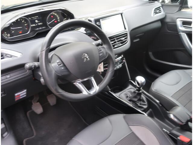 Peugeot 2008 130 Pk Benzine * Luxe Allure * Zwart * Navigatie * 1/2 Lederen Interieur * Achteruitrij Camera & Parkeer Sensoren * Climate & Cruise Control * Vingerhoets; Vierde Generatie Eersteklas Service !