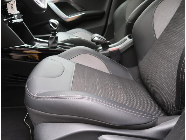 Peugeot 2008 130 Pk Benzine * Luxe Allure * Zwart * Navigatie * 1/2 Lederen Interieur * Achteruitrij Camera & Parkeer Sensoren * Climate & Cruise Control * Vingerhoets; Vierde Generatie Eersteklas Service !