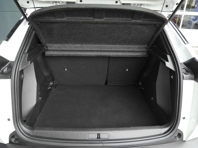 Peugeot 2008 1.2 PureTech Active Pack | Navigatie | Parkeersensoren achter | Cruise control | Climate control | Lage km.stand | Lichtmetalen velgen | Regensensor