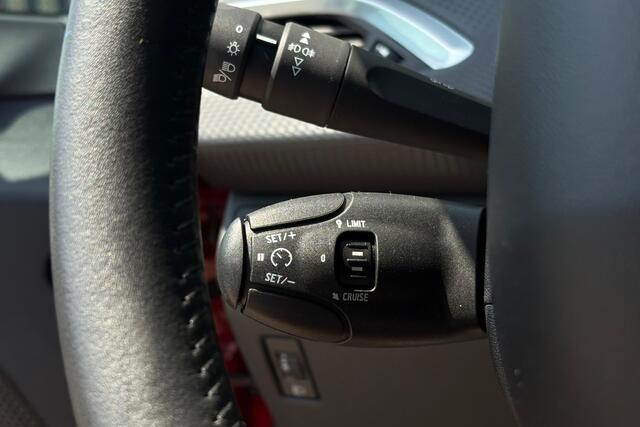 Peugeot 2008 1.2 PureTech Blue Lease Executive 110pk - Navi - Camera - Cruise - Carplay - PDC - Rijklaar