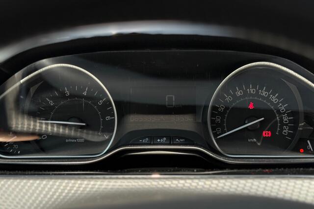 Peugeot 2008 1.2 PureTech Blue Lease Executive 110pk - Navi - Camera - Cruise - Carplay - PDC - Rijklaar