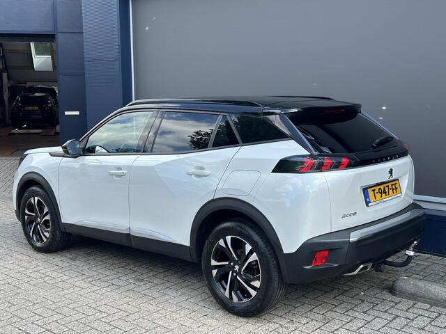 Peugeot 2008 1.2 Turbo 130 PK Allure | Automaat | GT Look Zwart Dak | Trekhaak 1200 KG | Parkeer Camera | Stoelverwarming | Navigatie via Apple Carplay | Lichtmetaal | LED Verlichting | Cruise control | Climate control.