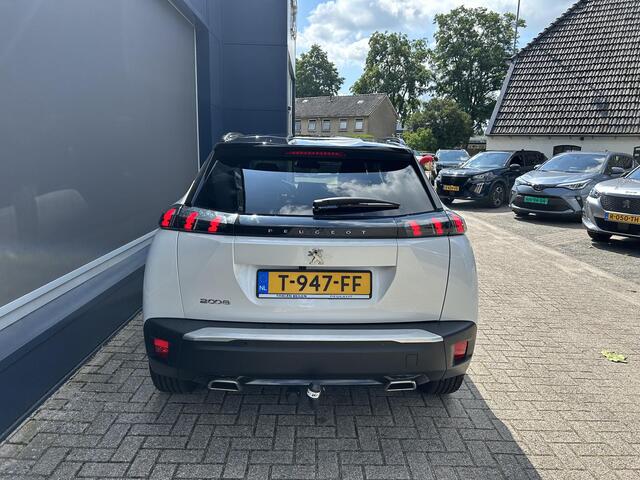 Peugeot 2008 1.2 Turbo 130 PK Allure | Automaat | GT Look Zwart Dak | Trekhaak 1200 KG | Parkeer Camera | Stoelverwarming | Navigatie via Apple Carplay | Lichtmetaal | LED Verlichting | Cruise control | Climate control.