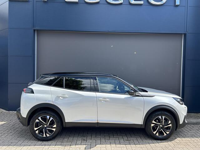 Peugeot 2008 1.2 Turbo 130 PK Allure | Automaat | GT Look Zwart Dak | Trekhaak 1200 KG | Parkeer Camera | Stoelverwarming | Navigatie via Apple Carplay | Lichtmetaal | LED Verlichting | Cruise control | Climate control.