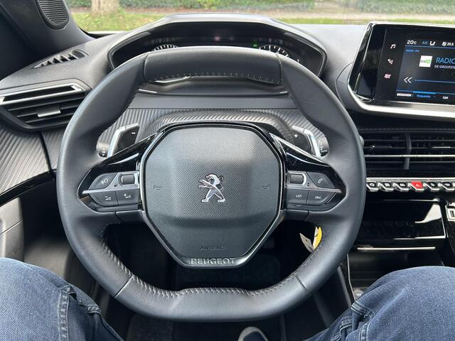 Peugeot 2008 1.2 Turbo 130 PK Allure | Automaat | GT Look Zwart Dak | Trekhaak 1200 KG | Parkeer Camera | Stoelverwarming | Navigatie via Apple Carplay | Lichtmetaal | LED Verlichting | Cruise control | Climate control.