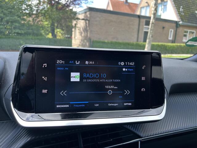 Peugeot 2008 1.2 Turbo 130 PK Allure | Automaat | GT Look Zwart Dak | Trekhaak 1200 KG | Parkeer Camera | Stoelverwarming | Navigatie via Apple Carplay | Lichtmetaal | LED Verlichting | Cruise control | Climate control.